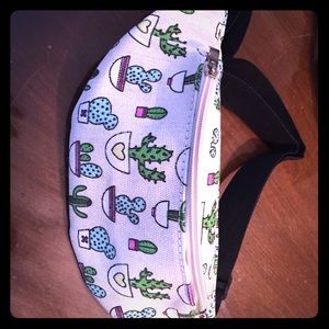 Cute/convenient cactus 🌵 fanny pack like new